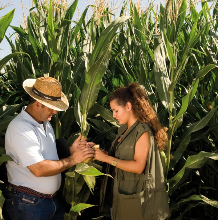 banner-male-female-farmer-in-corn.jpg